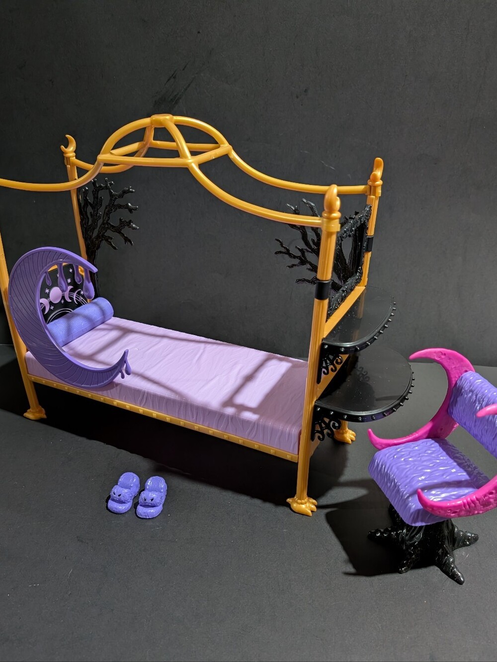 Monster High Clawdeen Wolf Creepover Bedroom Play Set Bed Chair 2022
